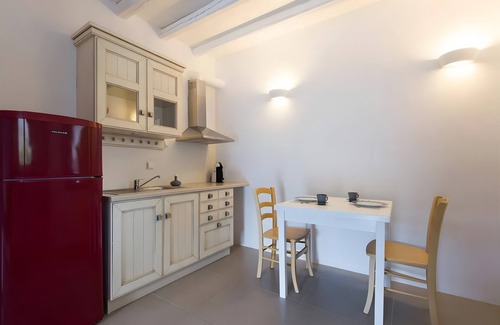 Psathi House | Apartment 'Echinousa Kimolos katoikia no2' with Mountain View, Wi-Fi and Air Conditioning