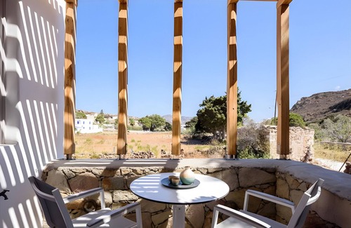 Psathi House | Apartment 'Echinousa Kimolos katoikia no2' with Mountain View, Wi-Fi and Air Conditioning