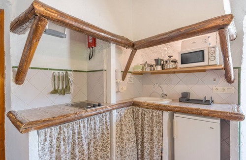 La Zubia Apartment | Apartment 'El Cobertizo' with Mountain Views, Shared Pool and Wi-Fi