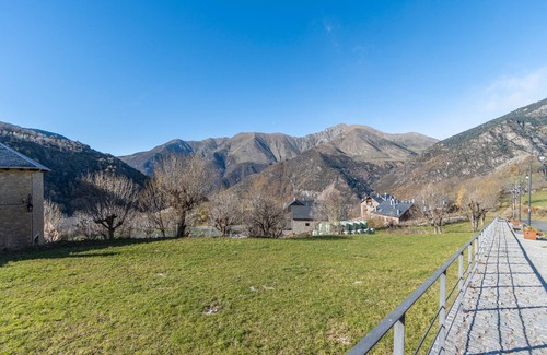 Durro Apartment | Apartment 'El Paller' with Mountain View and Private Garden