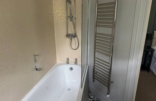 Easton on the Hill Apartment | Apartment-Ensuite W/Bath