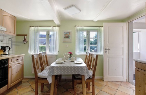 Bordelum Apartment | Apartment 'Friesisches Reetdach-ferienhaus' with Private Terrace, Private Garden and Wi-Fi