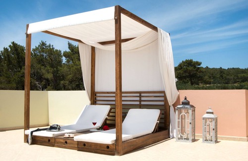 Lefkos Apartment | Apartment In A Hotel 'Miraluna Three Room 1' with Private Terrace, Wi-Fi and Air Conditioning