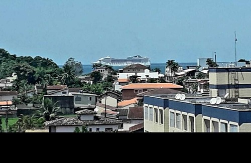 Umuarama Apartment | Apartment in the center of Ubatuba, view of the sea on the horizon