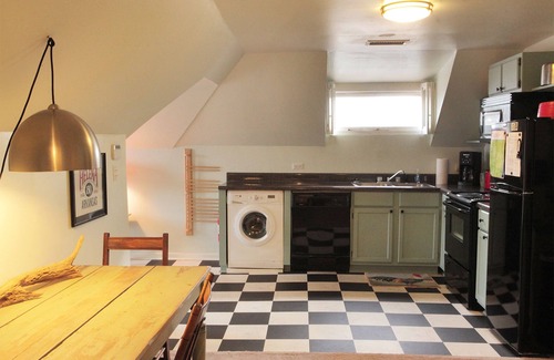 Helena House | Apartment in the trees of Historic Downtown Helena