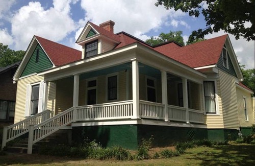 Helena House | Apartment in the trees of Historic Downtown Helena