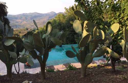 Castelbuono Villa | Apartment in villa with air-conditioned pool