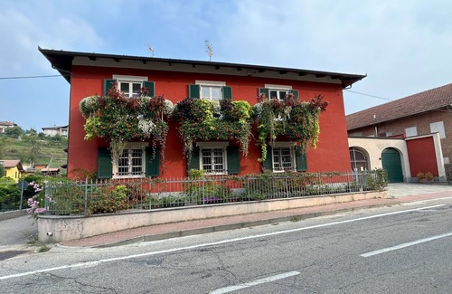 Castellinaldo Apartment | Apartment 'Aperegina' with Private Garden and Wi-Fi