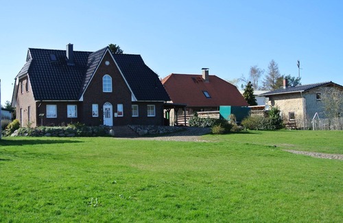 Kroeslin Apartment | Apartment 'Kröslin' with Private Terrace, Private Garden and Wi-Fi