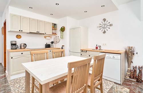 Velilla-Taramay Apartment | Apartment 'Lily' with Sea View, Wi-Fi and Air Conditioning