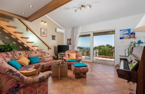 Sarsoni Apartment | APARTMENT MAGDA with a parking space and sea view