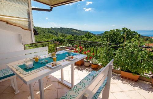 Sarsoni Apartment | APARTMENT MAGDA with a parking space and sea view