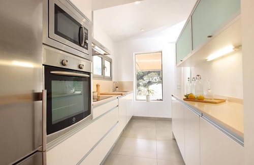 Cala San Vicente Apartment | Apartment 'Nuria' with Private Terrace, Wi-Fi and Air Conditioning