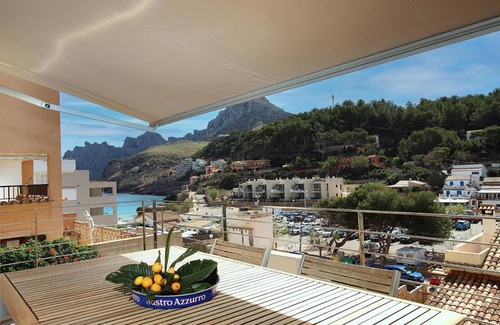 Cala San Vicente Apartment | Apartment 'Nuria' with Private Terrace, Wi-Fi and Air Conditioning