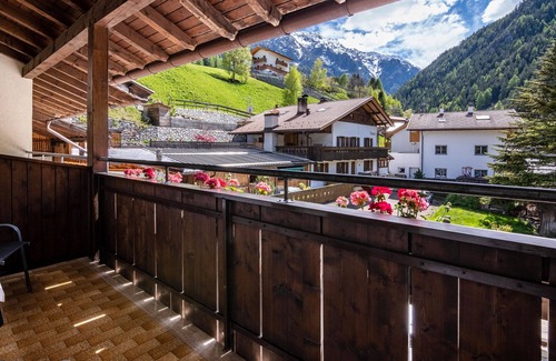 Martello Apartment | Apartment 'Omis Pennhaus' with Mountain View, Shared Terrace and Wi-Fi