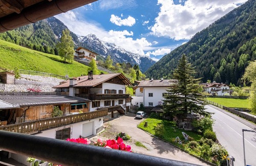 Martello Apartment | Apartment 'Omis Pennhaus' with Mountain View, Shared Terrace and Wi-Fi