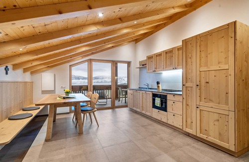 Meltina Apartment | Apartment 'Parliflhof Apt Laugenblick' with Mountain View, Shared Garden and Wi-Fi