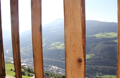 Albions Apartment | Apartment 'Schloss Gravetsch Castel' with Mountain View and Shared Garden