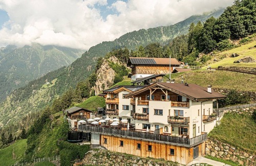 Lagundo Apartment | Apartment 'Schwalbennest' with Mountain View, Shared Garden and Wi-Fi