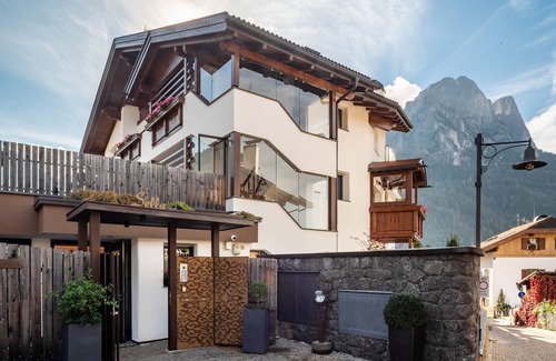 Siusi Apartment | Apartment "Sella Platinum" with Private Terrace, Shared Whirlpool & Wi-Fi