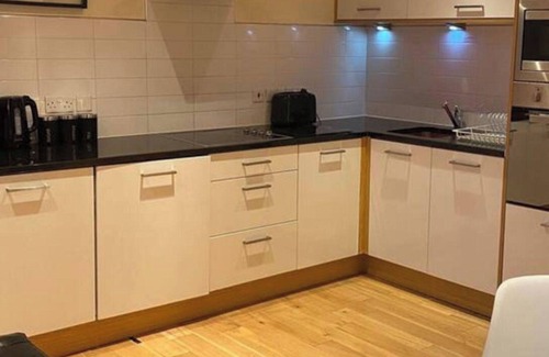 Hull Apartment | Apartment - Sleeps 4 - Balcony - Parking - Pets Ok