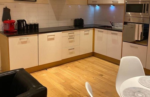 Hull Apartment | Apartment - Sleeps 4 - Balcony - Parking - Pets Ok