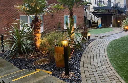 Hull Apartment | Apartment - Sleeps 4 - Balcony - Parking - Pets Ok