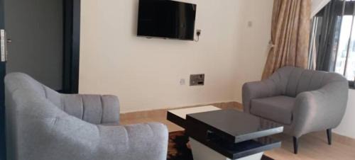 Asaba Apartment | Apartment Sleeps 4 with Free Parking
