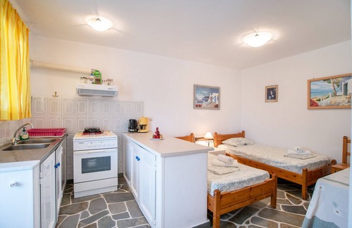 Logaras Apartment | Apartment 'Studio 11' with Mountain View, Wi-Fi and Air Conditioning