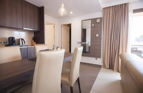 Cala Agulla Apartment | Apartment 'Suite 3' with Shared Pool, Wi-Fi and Air Conditioning