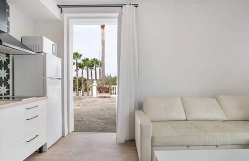 Brena y Marismas de Barbate Natural Park Apartment | Apartment 'Suite 5 In Natural Park' with Shared Pool, Wi-Fi and Air Conditioning