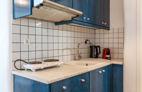 Kini Apartment | Apartment 'Suite No 3' with Sea View, Wi-Fi and Air Conditioning