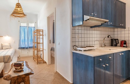 Kini Apartment | Apartment 'Suite No 3' with Sea View, Wi-Fi and Air Conditioning