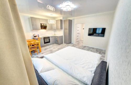 Dniprovs'kyi District Apartment | Apartment Voskresenska 18 , Парковые Озера