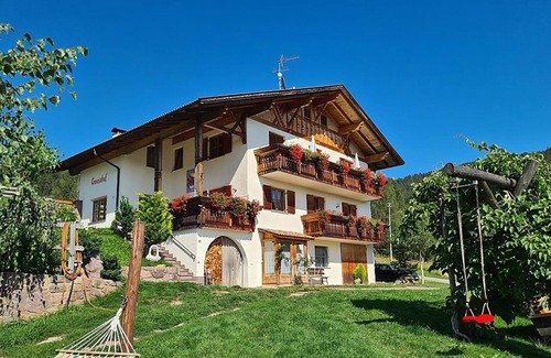 Meltina Apartment | Apartment 'Wald' with Mountain View, Shared Garden and Wi-Fi