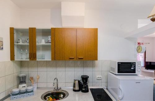 Krucica Apartment | Apartments Melany - One Bedroom Apartment with Shared Terrace and Sea View