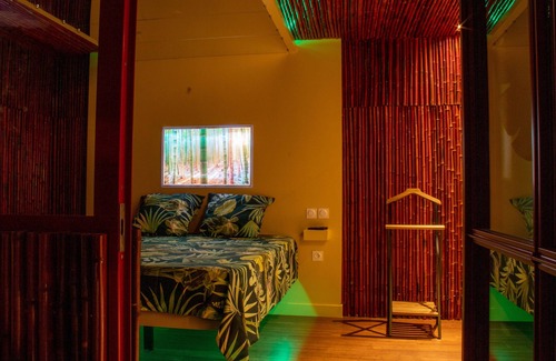 Quartier des Eaux-Claires Apartment | Aphrodite's Eden 2