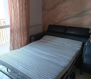 Saronno Apartment | App 2rooms letto matrimoniale, letto singolo, divanoletto matrimoniale La Casa di Hellen a Saronno tra MilanoComoFieraMxpMonza
