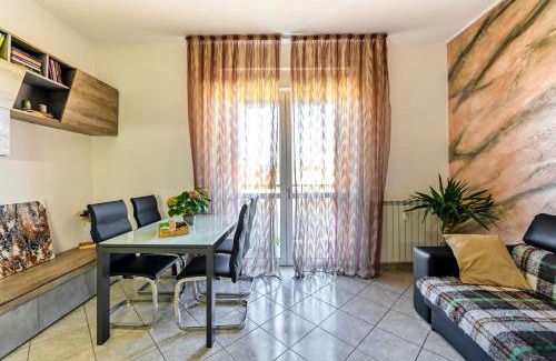 Saronno Apartment | App 2rooms letto matrimoniale, letto singolo, divanoletto matrimoniale La Casa di Hellen a Saronno tra MilanoComoFieraMxpMonza