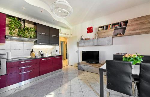 Saronno Apartment | App 2rooms letto matrimoniale, letto singolo, divanoletto matrimoniale La Casa di Hellen a Saronno tra MilanoComoFieraMxpMonza