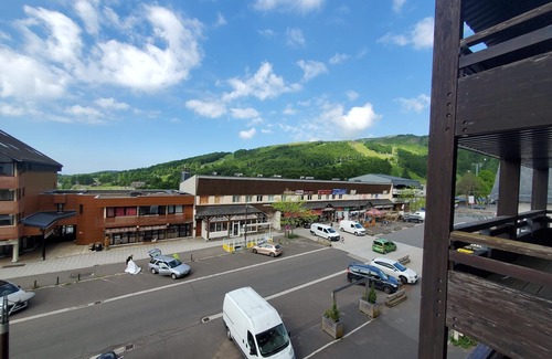Besse-et-Saint-Anastaise Apartment | Appartement en centre station résidence le Pavin