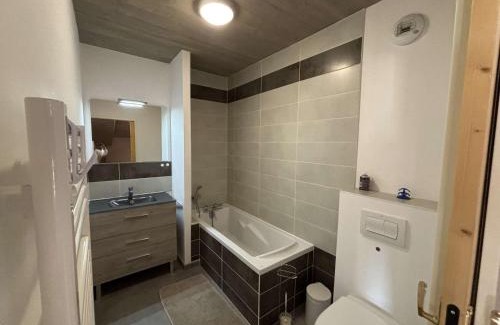 Auris Apartment | Appartement moderne 5 pièces, proche des pistes avec cheminée, terrasse, parking et bois inclus - FR-1-297-346