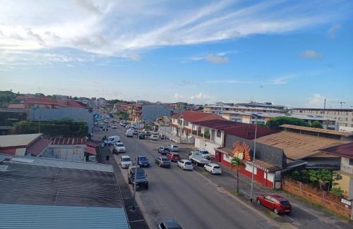 Cayenne Apartment | Appartement NANA A 34 - Appartement Cosy et Lumineux - Vue Panoramique- Centre ville- - Cuisine équipée- CLIM- WIFI - NETFLIX-Parking Public Gratuit-Garage privé payant