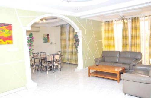 Kinshasa Apartment | Appartement spacieux à Kinshasa avec balconELv