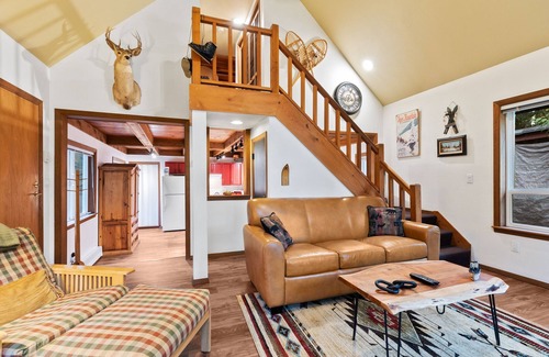 Skykomish Cabin | Aprés Chalet- charming home with hot tub near hikes at heart of Cascades