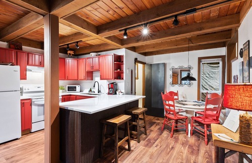 Skykomish Cabin | Aprés Chalet- charming home with hot tub near hikes at heart of Cascades