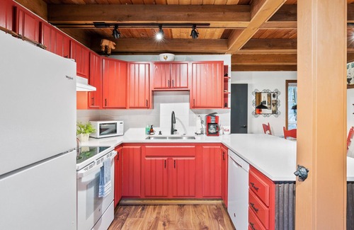 Skykomish Cabin | Aprés Chalet- charming home with hot tub near hikes at heart of Cascades