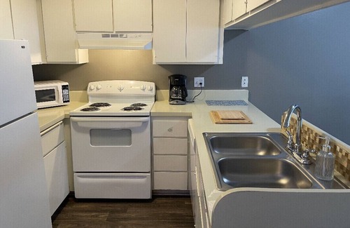 Historic Tennis Club Apartment | Apt B - 1bed/1bath furnished, private fenced patio in downtown Palm Springs!