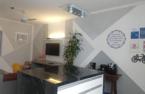 Vila Julia Apartment | Apt Guarujá Enseada lado praia FAN 1 dorm Tv Netflix Wi-Fi Ar até 5 pessoas