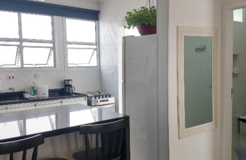 Vila Julia Apartment | Apt Guarujá Enseada lado praia FAN 1 dorm Tv Netflix Wi-Fi Ar até 5 pessoas